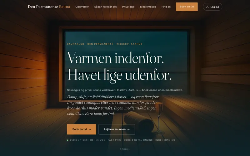 Startsidan på denpermanentesauna.dk: en bastu i ljust trä med havsutsikt genom ett stort fönster, med den danska rubriken "Varmen indenfor. Havet lige udenfor."