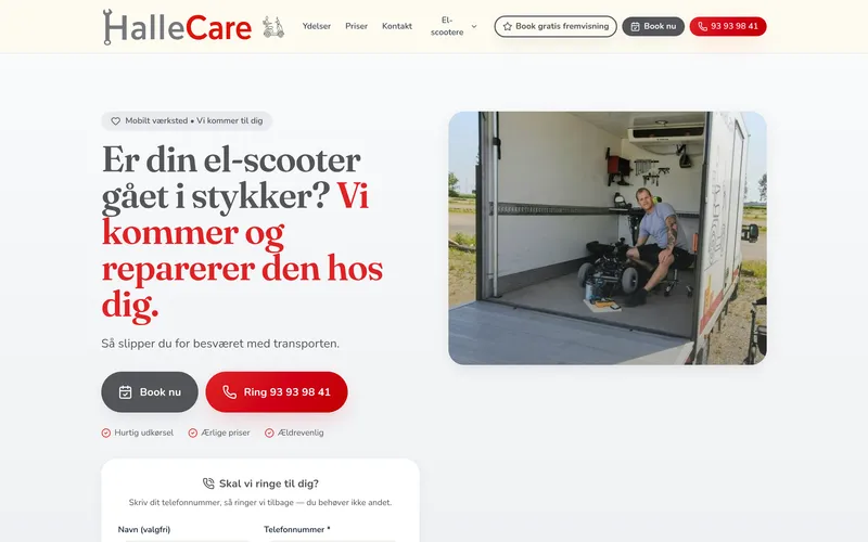 Startsidan på hallecare.dk: en mekaniker som reparerar en elscooter i en mobil verkstad, bredvid den danska rubriken "Er din el-scooter gået i stykker? Vi kommer og reparerer den hos dig."