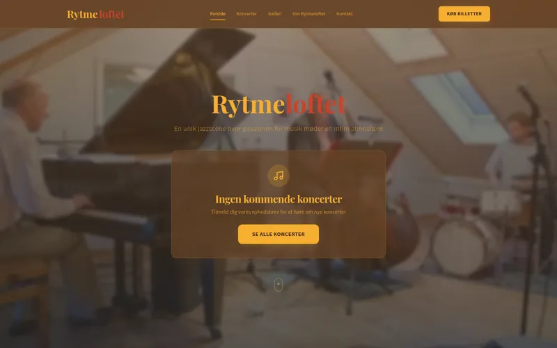 Startsidan för rytmeloftet.dk: en pianist vid flygeln på loftet, med trummor och kontrabas i bakgrunden, under den danska logotypen ”Rytmeloftet”.